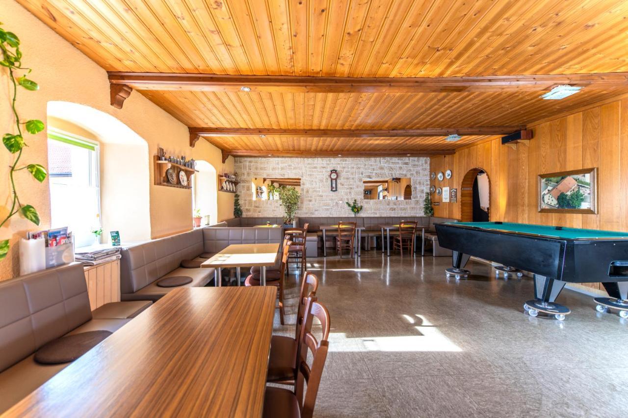 Gasthof Zum Burgkrug Leuchtenberg Bagian luar foto